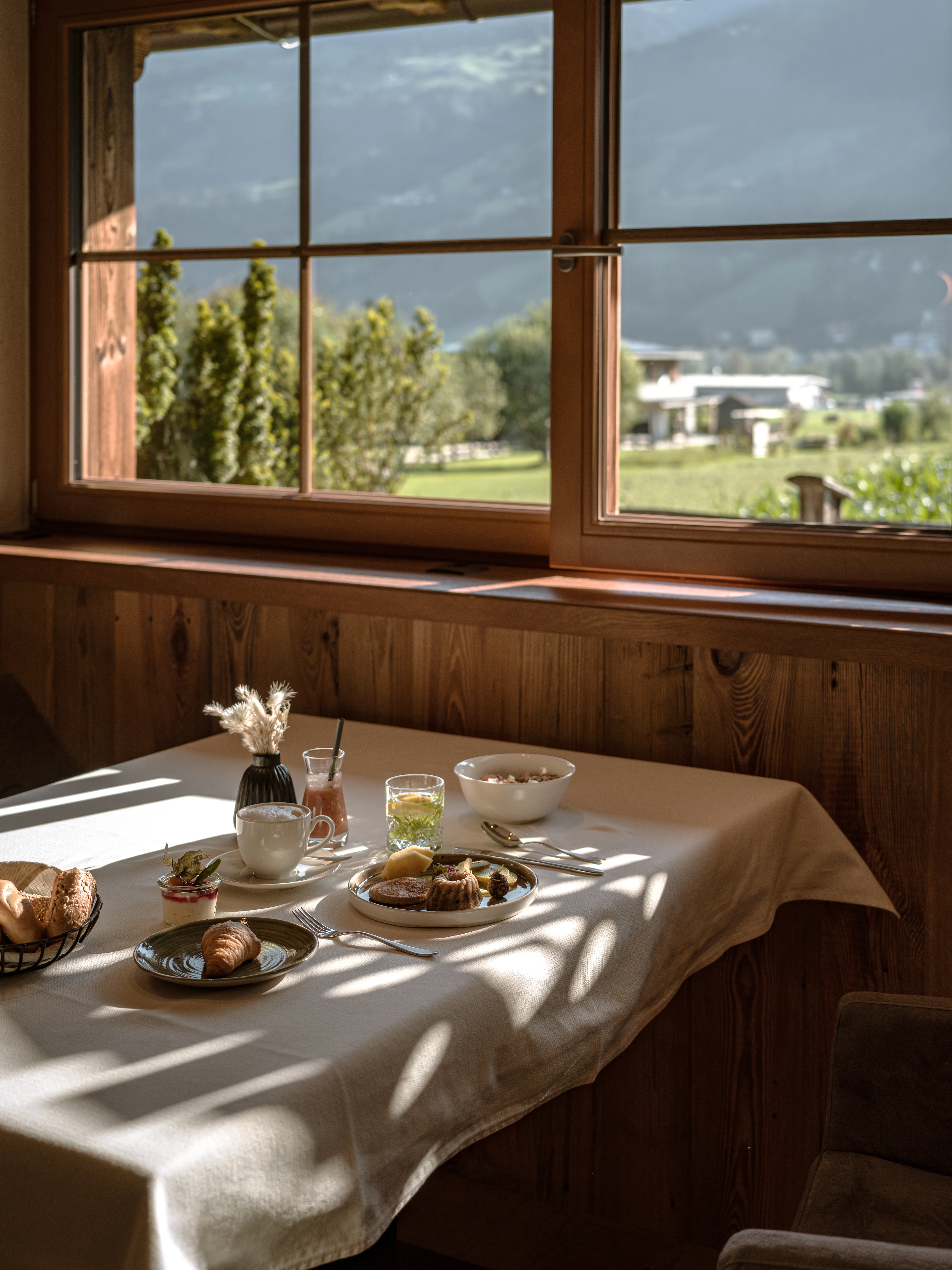 Ihr sucht eure Unterkunft mit Frühstück im Zillertal. Ihr sucht eure Unterkunft mit Frühstück im Zillertal.